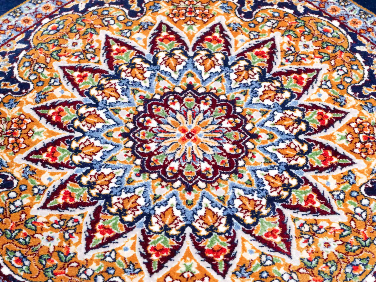 Ghom Maschinenteppich "Zarasp" 40 x 40 cm, mit Medaillon, Marineblau, aus pflanzlicher Seide (Viskose), Hand-Finished. Teppichnummer: V94NY016H. Persian Luxury Collection by Khademi. Made in Iran / Persia – Vertrieb durch JUPITER Intl.