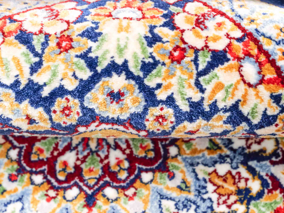 Ghom Maschinenteppich "Zarasp" 40 x 40 cm, mit Medaillon, Marineblau, aus pflanzlicher Seide (Viskose), Hand-Finished. Teppichnummer: V94NY016H. Persian Luxury Collection by Khademi. Made in Iran / Persia – Vertrieb durch JUPITER Intl.