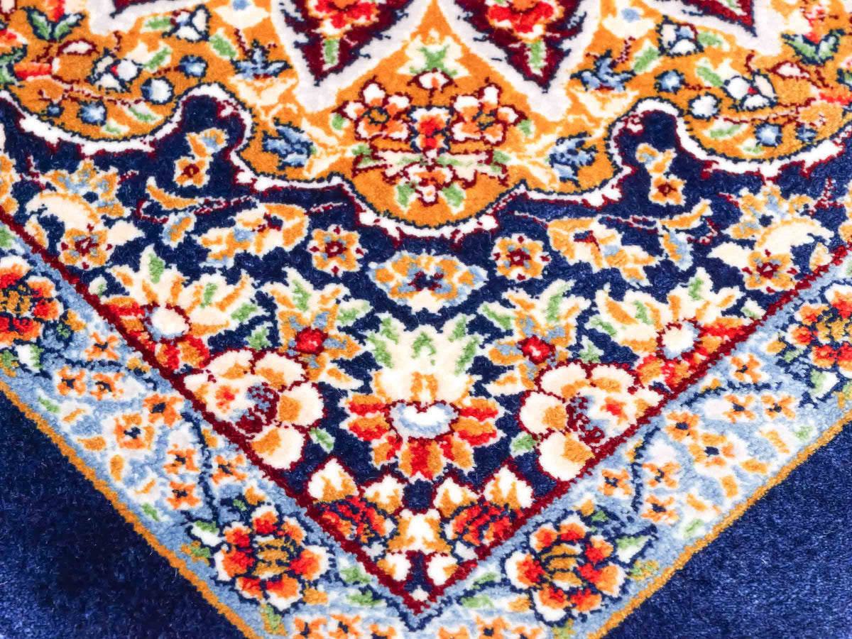 Ghom Maschinenteppich "Zarasp" 40 x 40 cm, mit Medaillon, Marineblau, aus pflanzlicher Seide (Viskose), Hand-Finished. Teppichnummer: V94NY016H. Persian Luxury Collection by Khademi. Made in Iran / Persia – Vertrieb durch JUPITER Intl.