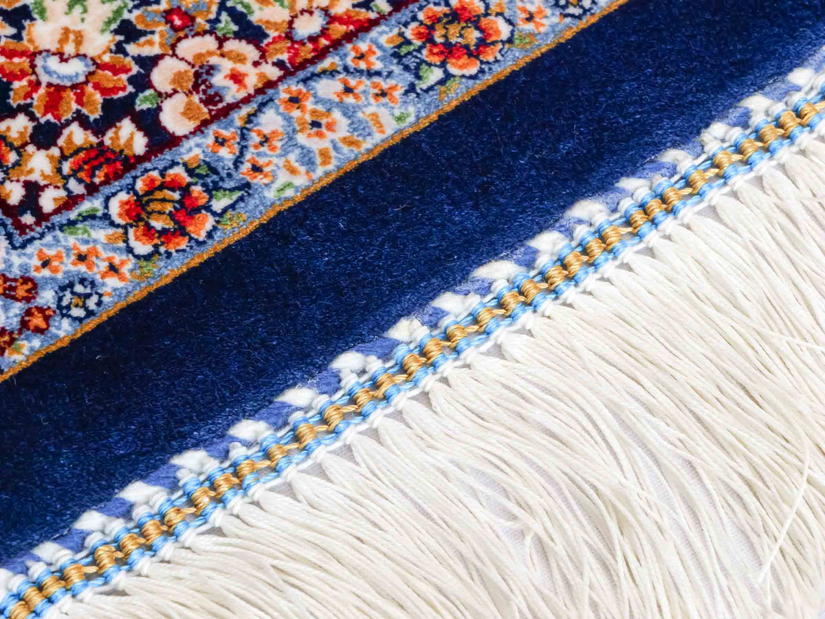 Ghom Maschinenteppich "Zarasp" 40 x 40 cm, mit Medaillon, Marineblau, aus pflanzlicher Seide (Viskose), Hand-Finished. Teppichnummer: V94NY016H. Persian Luxury Collection by Khademi. Made in Iran / Persia – Vertrieb durch JUPITER Intl.
