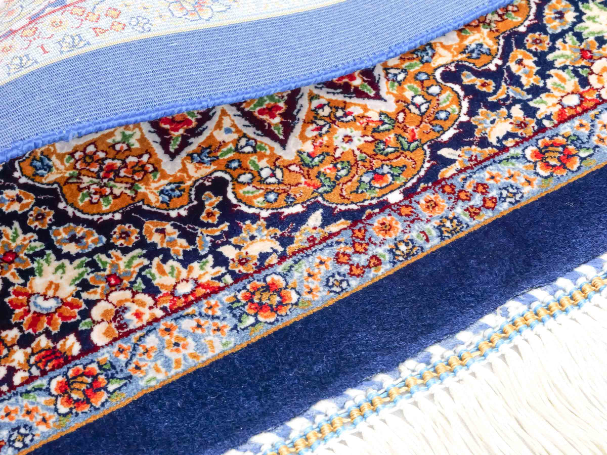 Ghom Maschinenteppich "Zarasp" 40 x 40 cm, mit Medaillon, Marineblau, aus pflanzlicher Seide (Viskose), Hand-Finished. Teppichnummer: V94NY016H. Persian Luxury Collection by Khademi. Made in Iran / Persia – Vertrieb durch JUPITER Intl.