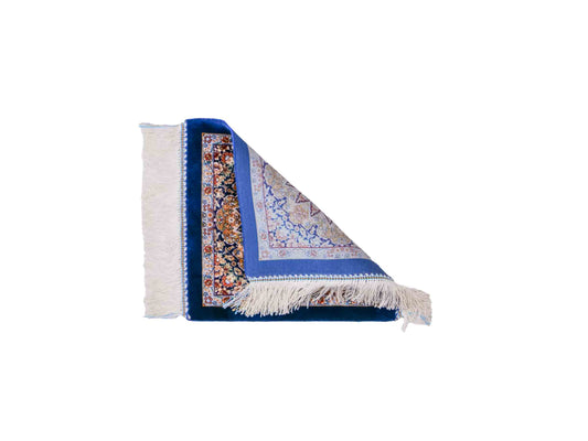 Ghom Maschinenteppich "Zarasp" 40 x 40 cm, mit Medaillon, Marineblau, aus pflanzlicher Seide (Viskose), Hand-Finished. Teppichnummer: V94NY016H. Persian Luxury Collection by Khademi. Made in Iran / Persia – Vertrieb durch JUPITER Intl.