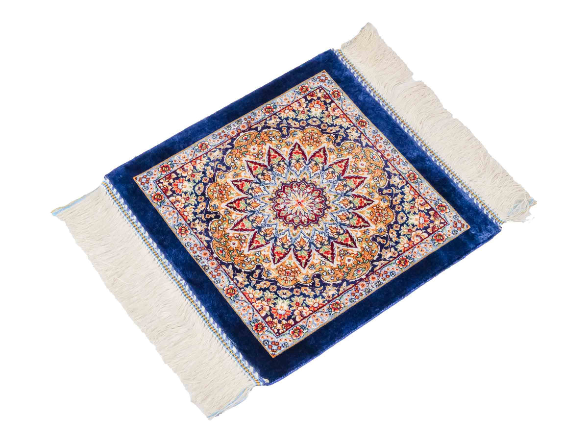 Ghom Maschinenteppich "Zarasp" 40 x 40 cm, mit Medaillon, Marineblau, aus pflanzlicher Seide (Viskose), Hand-Finished. Teppichnummer: V94NY016H. Persian Luxury Collection by Khademi. Made in Iran / Persia – Vertrieb durch JUPITER Intl.