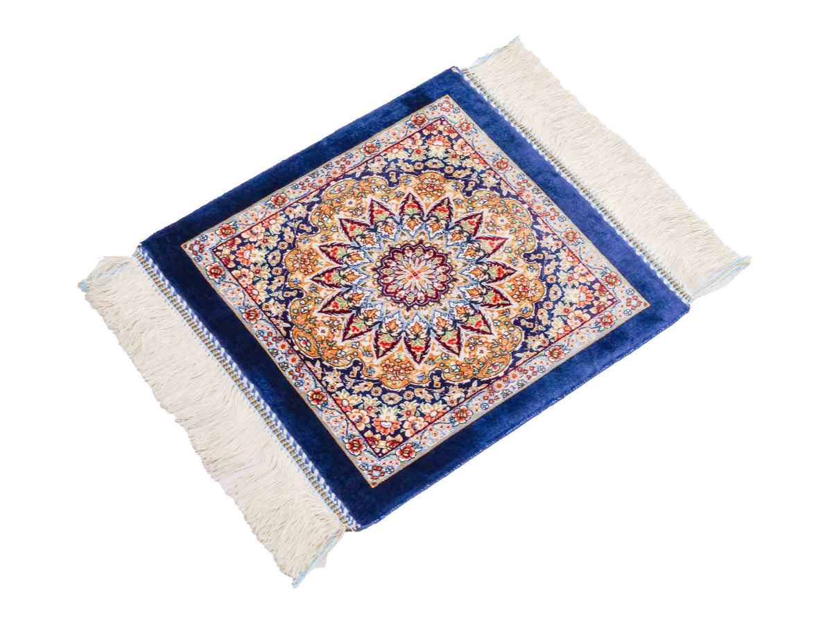 Ghom Maschinenteppich "Zarasp" 40 x 40 cm, mit Medaillon, Marineblau, aus pflanzlicher Seide (Viskose), Hand-Finished. Teppichnummer: V94NY016H. Persian Luxury Collection by Khademi. Made in Iran / Persia – Vertrieb durch JUPITER Intl.