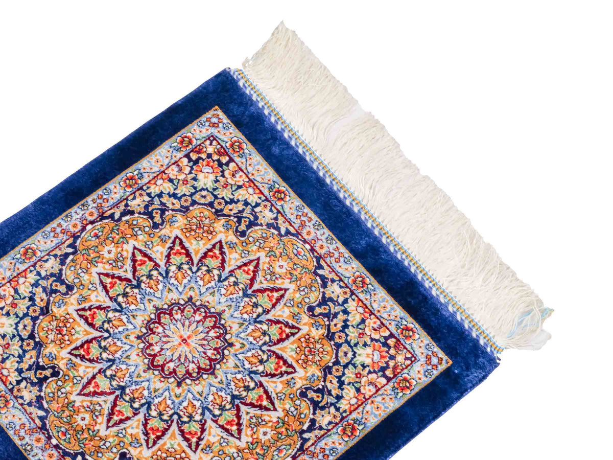Ghom Maschinenteppich "Zarasp" 40 x 40 cm, mit Medaillon, Marineblau, aus pflanzlicher Seide (Viskose), Hand-Finished. Teppichnummer: V94NY016H. Persian Luxury Collection by Khademi. Made in Iran / Persia – Vertrieb durch JUPITER Intl.