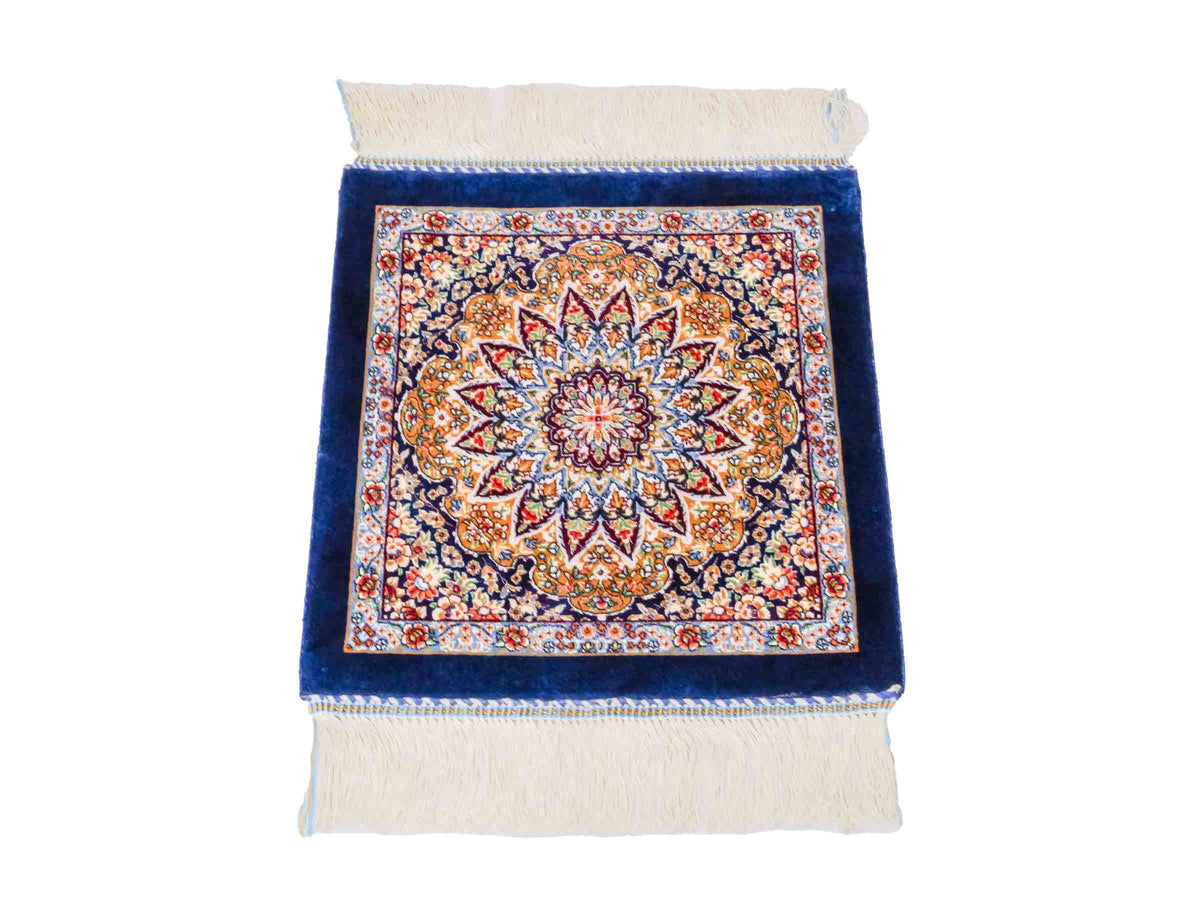 Ghom Maschinenteppich "Zarasp" 40 x 40 cm, mit Medaillon, Marineblau, aus pflanzlicher Seide (Viskose), Hand-Finished. Teppichnummer: V94NY016H. Persian Luxury Collection by Khademi. Made in Iran / Persia – Vertrieb durch JUPITER Intl.