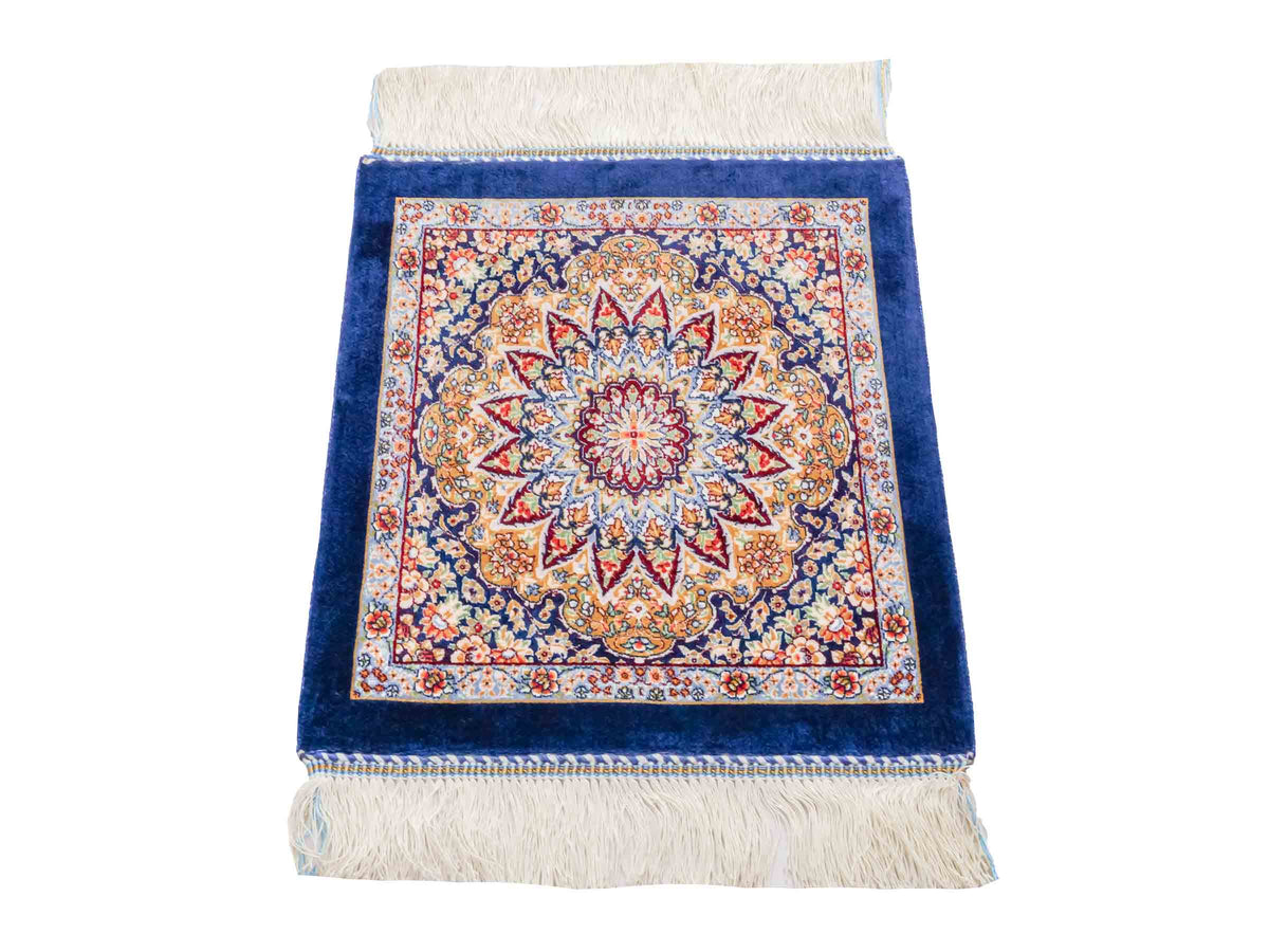 Ghom Maschinenteppich "Zarasp" 40 x 40 cm, mit Medaillon, Marineblau, aus pflanzlicher Seide (Viskose), Hand-Finished. Teppichnummer: V94NY016H. Persian Luxury Collection by Khademi. Made in Iran / Persia – Vertrieb durch JUPITER Intl.