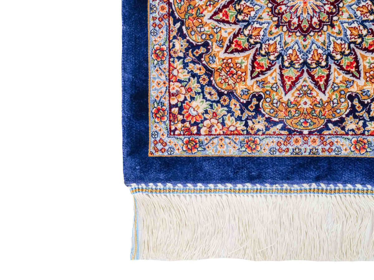 Ghom Maschinenteppich "Zarasp" 40 x 40 cm, mit Medaillon, Marineblau, aus pflanzlicher Seide (Viskose), Hand-Finished. Teppichnummer: V94NY016H. Persian Luxury Collection by Khademi. Made in Iran / Persia – Vertrieb durch JUPITER Intl.