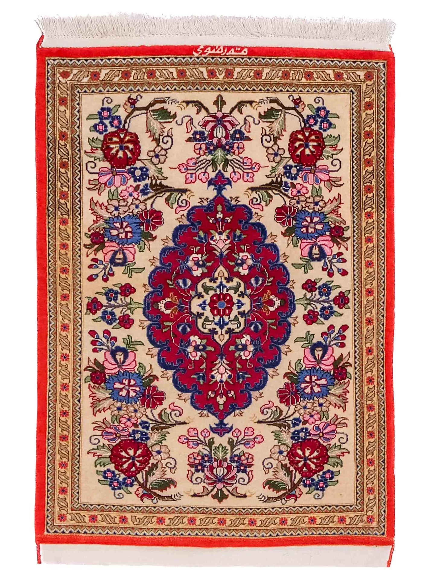 Handgeknüpfter Razawi Ghom Perserteppich von Khademi aus Wolle, cremeweiß, rot. Persischer Teppich mit Signatur. Orientteppich von Hand geknüpft in Iran. Größe: 91 cm x 65 cm. Teppichnummer: SB3-1005. Verkauf durch Jupiter Intl.
