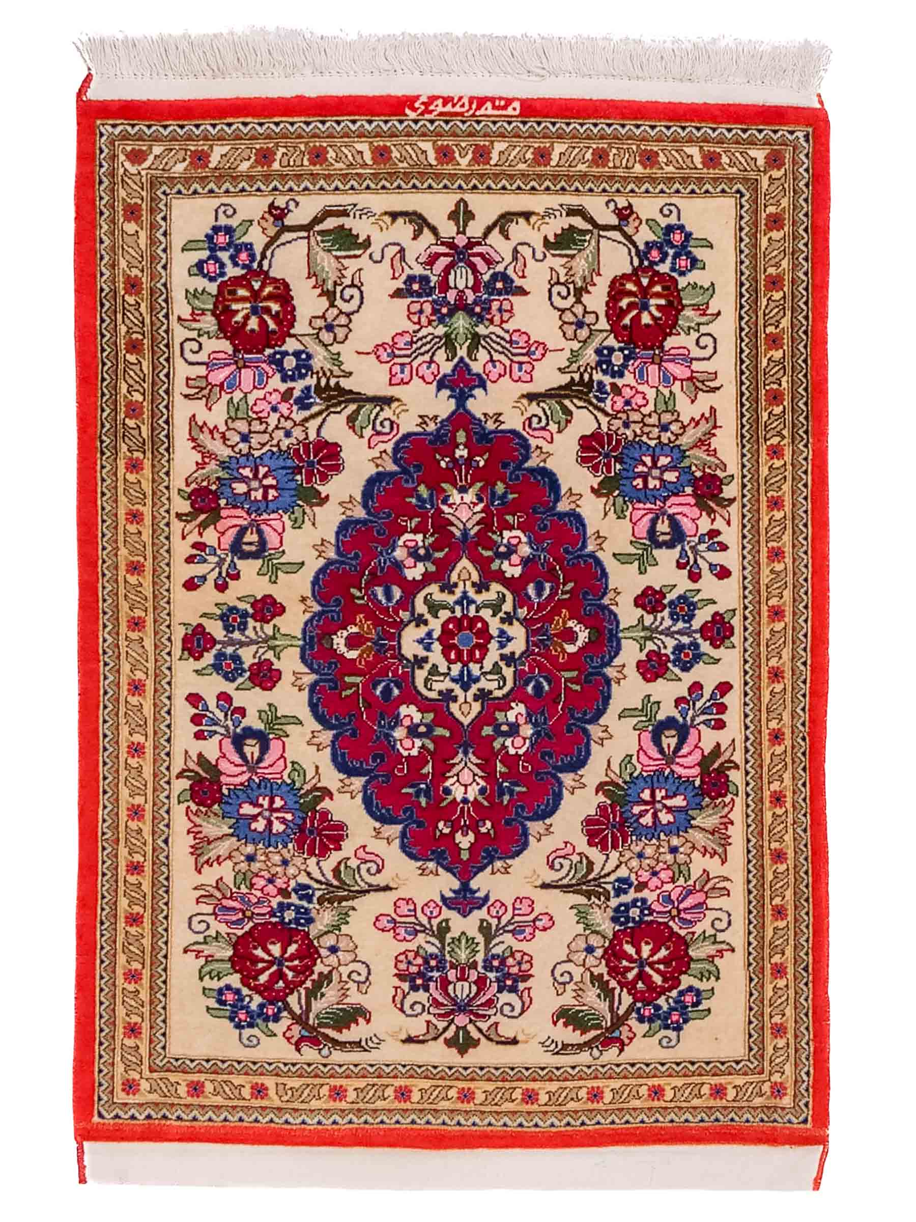Handgeknüpfter Razawi Ghom Perserteppich von Khademi aus Wolle, cremeweiß, rot. Persischer Teppich mit Signatur. Orientteppich von Hand geknüpft in Iran. Größe: 91 cm x 65 cm. Teppichnummer: SB3-1005. Verkauf durch Jupiter Intl.