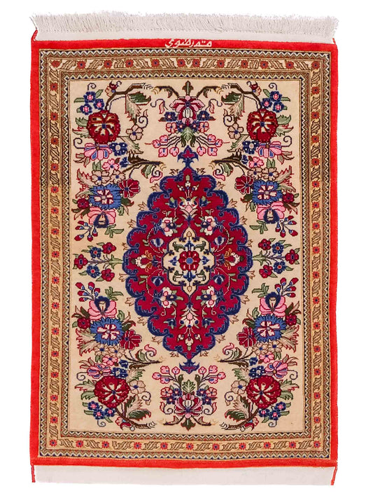 Handgeknüpfter Razawi Ghom Perserteppich von Khademi aus Wolle, cremeweiß, rot. Persischer Teppich mit Signatur. Orientteppich von Hand geknüpft in Iran. Größe: 91 cm x 65 cm. Teppichnummer: SB3-1005. Verkauf durch Jupiter Intl.