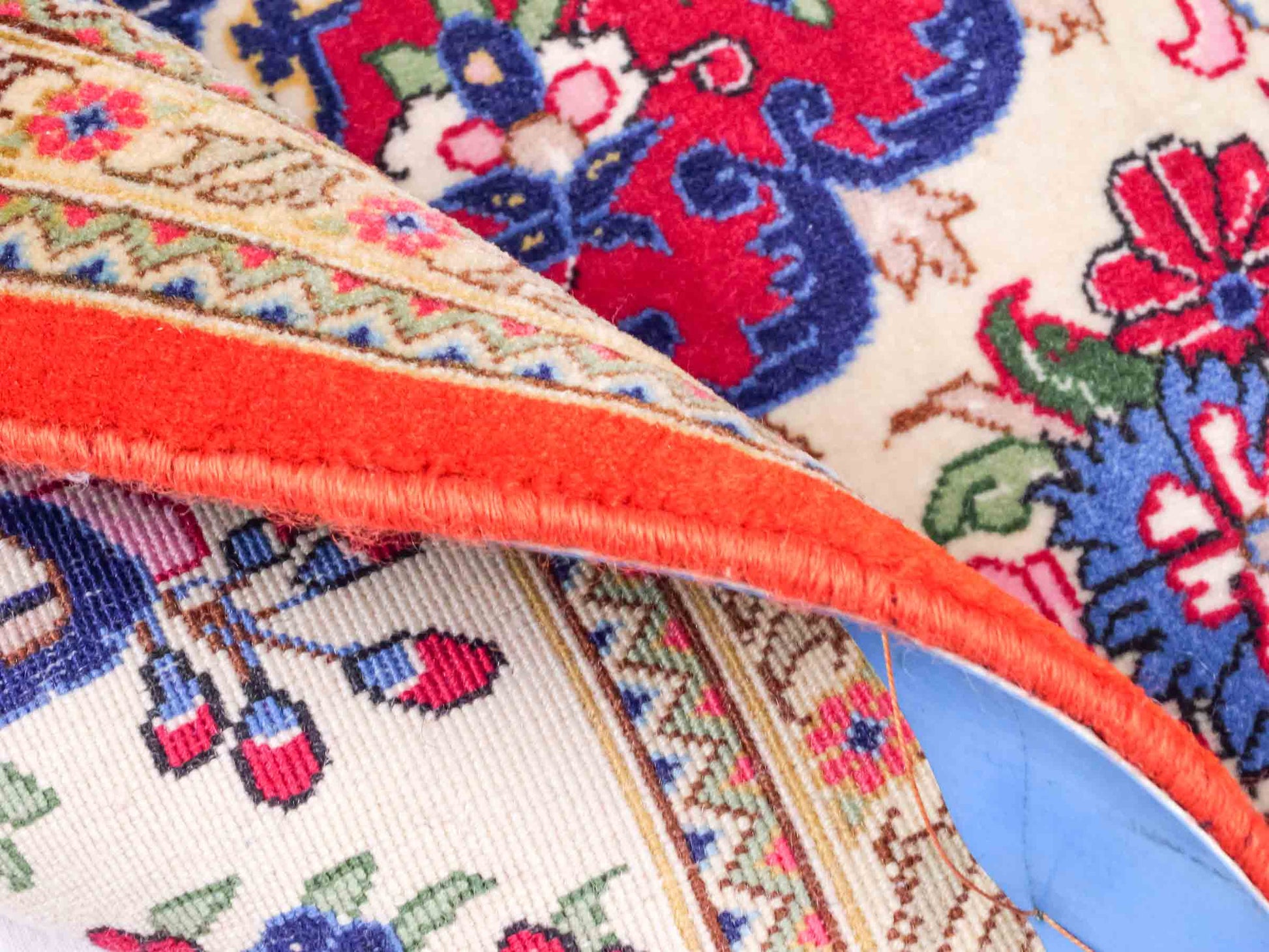 Handgeknüpfter Razawi Ghom Perserteppich von Khademi aus Wolle, cremeweiß, rot. Persischer Teppich mit Signatur. Orientteppich von Hand geknüpft in Iran. Größe: 91 cm x 65 cm. Teppichnummer: SB3-1005. Verkauf durch Jupiter Intl.