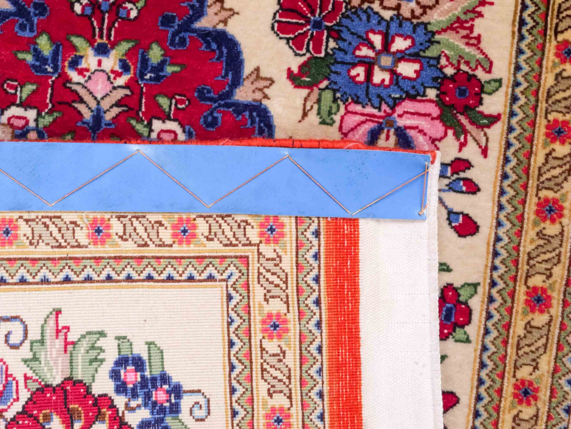 Handgeknüpfter Razawi Ghom Perserteppich von Khademi aus Wolle, cremeweiß, rot. Persischer Teppich mit Signatur. Orientteppich von Hand geknüpft in Iran. Größe: 91 cm x 65 cm. Teppichnummer: SB3-1005. Verkauf durch Jupiter Intl.