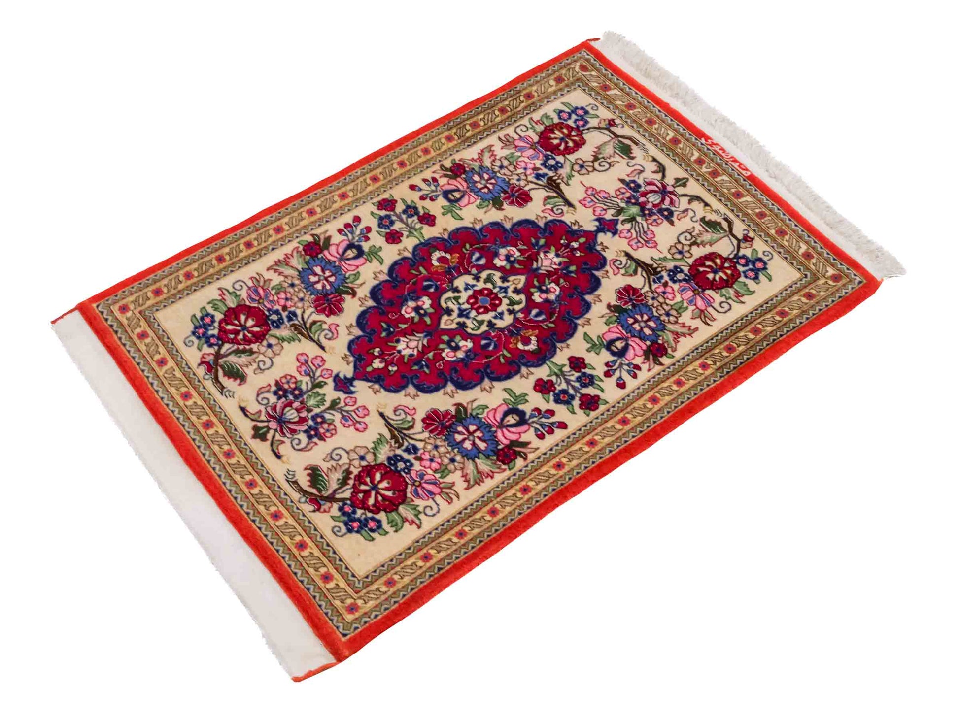 Handgeknüpfter Razawi Ghom Perserteppich von Khademi aus Wolle, cremeweiß, rot. Persischer Teppich mit Signatur. Orientteppich von Hand geknüpft in Iran. Größe: 91 cm x 65 cm. Teppichnummer: SB3-1005. Verkauf durch Jupiter Intl.