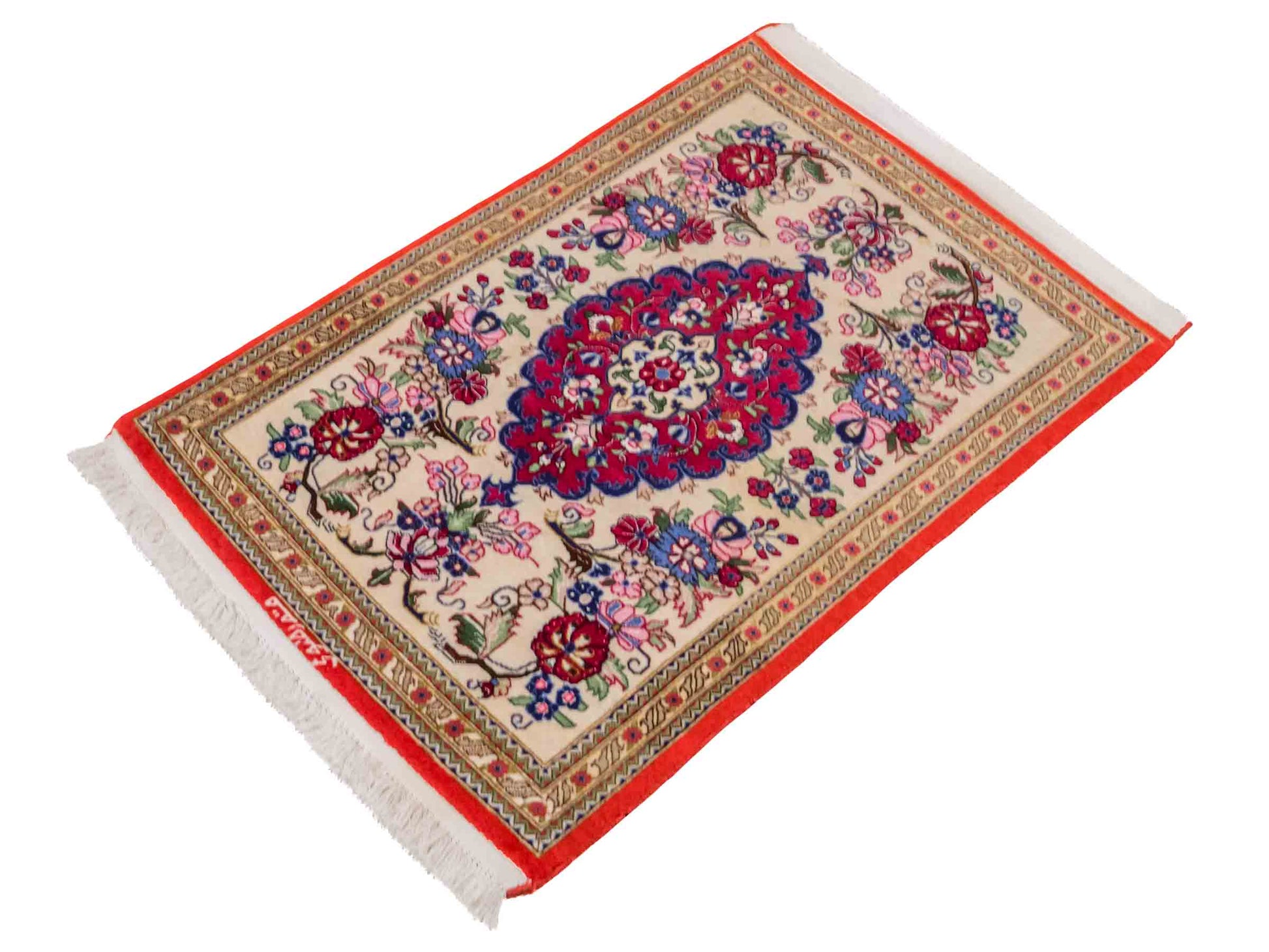 Handgeknüpfter Razawi Ghom Perserteppich von Khademi aus Wolle, cremeweiß, rot. Persischer Teppich mit Signatur. Orientteppich von Hand geknüpft in Iran. Größe: 91 cm x 65 cm. Teppichnummer: SB3-1005. Verkauf durch Jupiter Intl.
