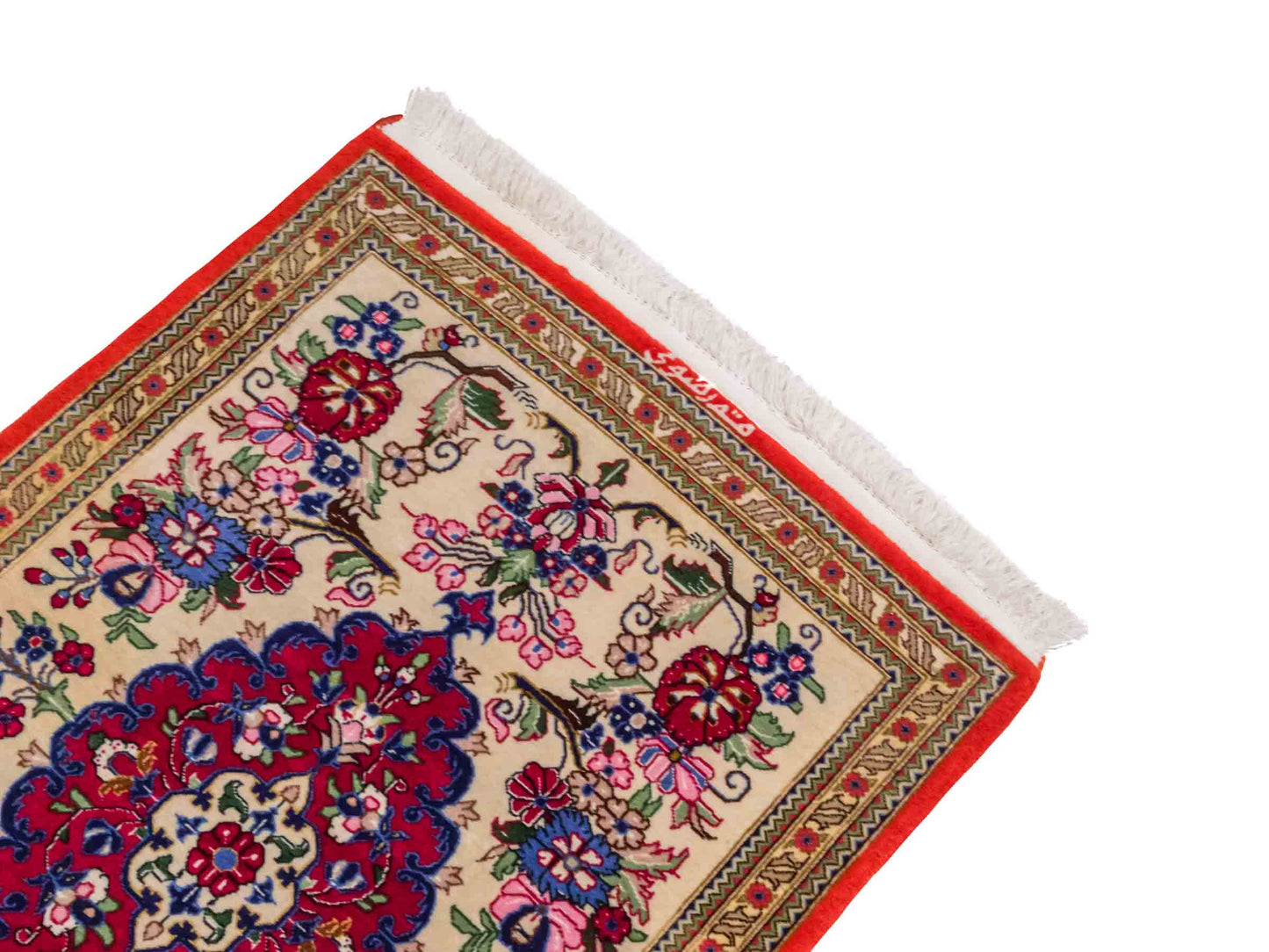 Handgeknüpfter Razawi Ghom Perserteppich von Khademi aus Wolle, cremeweiß, rot. Persischer Teppich mit Signatur. Orientteppich von Hand geknüpft in Iran. Größe: 91 cm x 65 cm. Teppichnummer: SB3-1005. Verkauf durch Jupiter Intl.