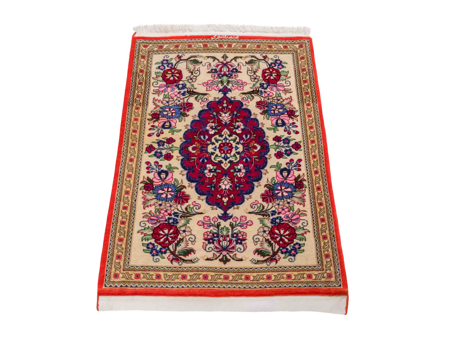 Handgeknüpfter Razawi Ghom Perserteppich von Khademi aus Wolle, cremeweiß, rot. Persischer Teppich mit Signatur. Orientteppich von Hand geknüpft in Iran. Größe: 91 cm x 65 cm. Teppichnummer: SB3-1005. Verkauf durch Jupiter Intl.