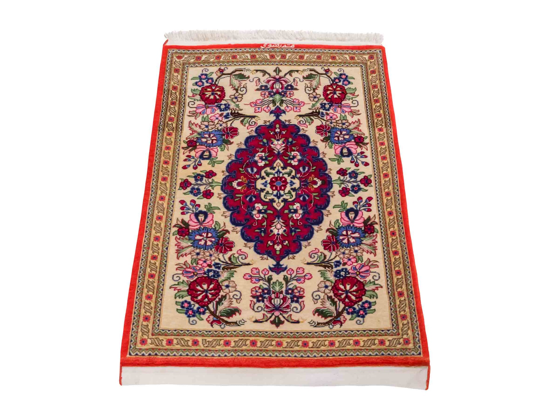 Handgeknüpfter Razawi Ghom Perserteppich von Khademi aus Wolle, cremeweiß, rot. Persischer Teppich mit Signatur. Orientteppich von Hand geknüpft in Iran. Größe: 91 cm x 65 cm. Teppichnummer: SB3-1005. Verkauf durch Jupiter Intl.