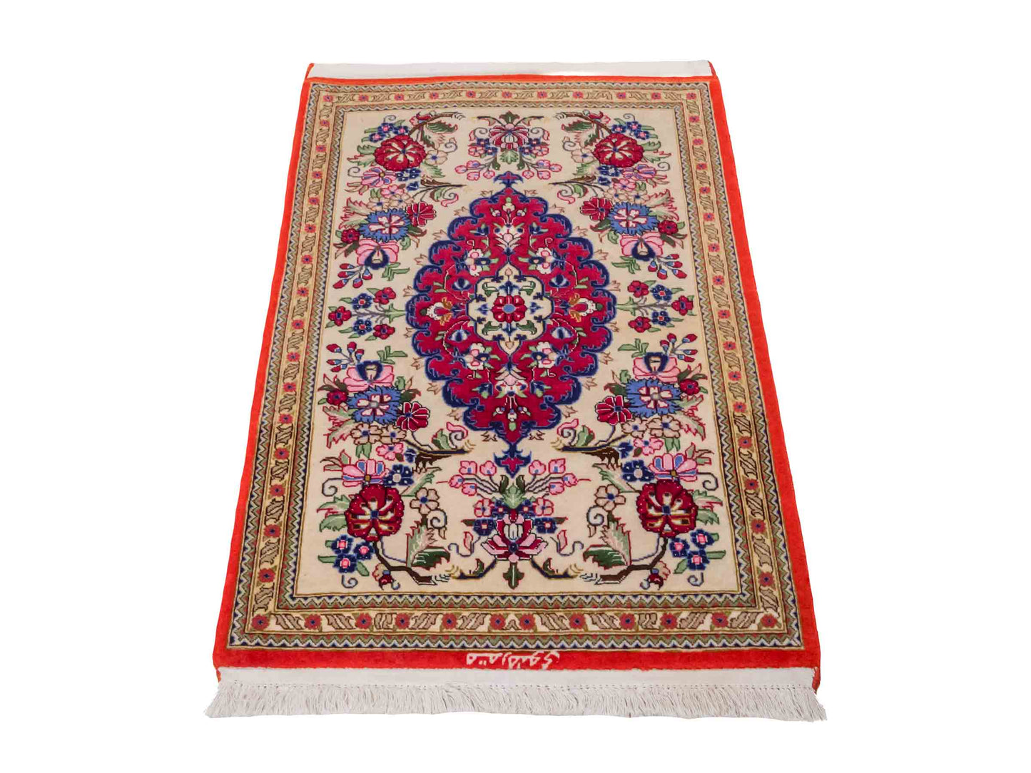Handgeknüpfter Razawi Ghom Perserteppich von Khademi aus Wolle, cremeweiß, rot. Persischer Teppich mit Signatur. Orientteppich von Hand geknüpft in Iran. Größe: 91 cm x 65 cm. Teppichnummer: SB3-1005. Verkauf durch Jupiter Intl.