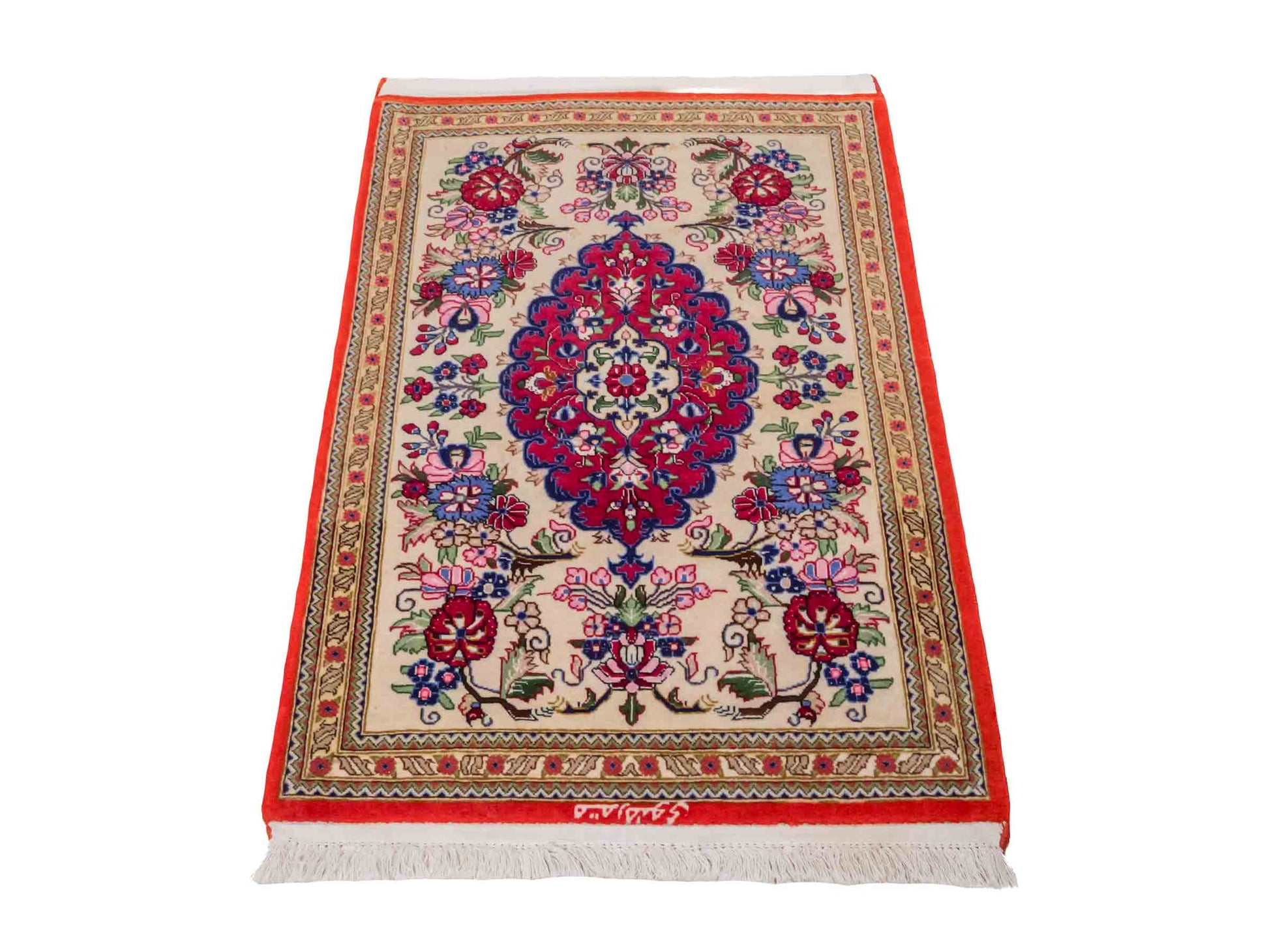 Handgeknüpfter Razawi Ghom Perserteppich von Khademi aus Wolle, cremeweiß, rot. Persischer Teppich mit Signatur. Orientteppich von Hand geknüpft in Iran. Größe: 91 cm x 65 cm. Teppichnummer: SB3-1005. Verkauf durch Jupiter Intl.