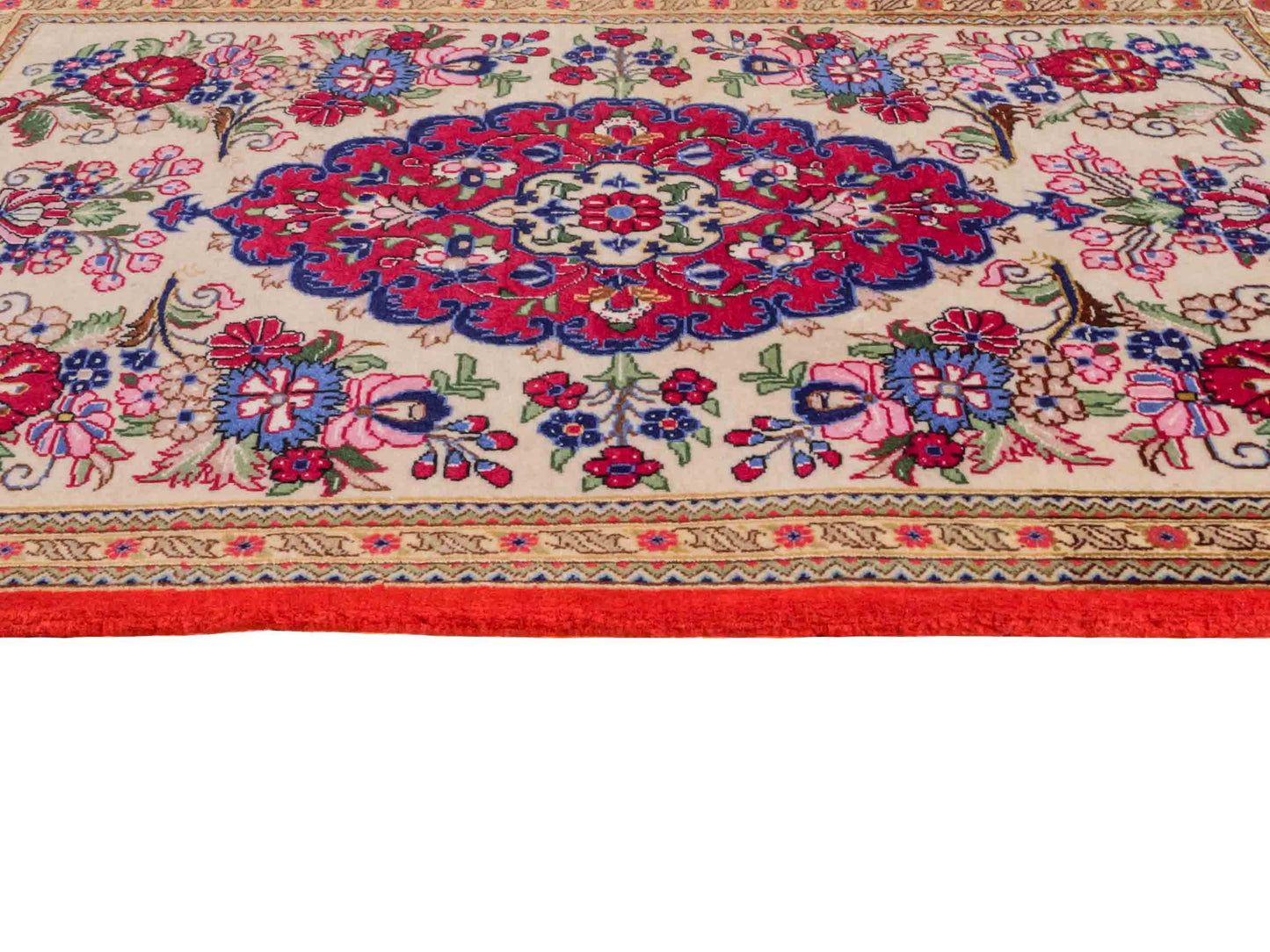 Handgeknüpfter Razawi Ghom Perserteppich von Khademi aus Wolle, cremeweiß, rot. Persischer Teppich mit Signatur. Orientteppich von Hand geknüpft in Iran. Größe: 91 cm x 65 cm. Teppichnummer: SB3-1005. Verkauf durch Jupiter Intl.