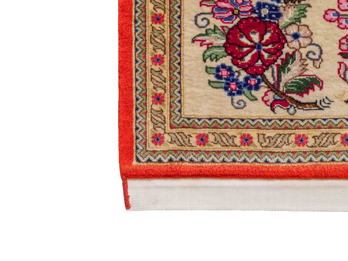 Handgeknüpfter Razawi Ghom Perserteppich von Khademi aus Wolle, cremeweiß, rot. Persischer Teppich mit Signatur. Orientteppich von Hand geknüpft in Iran. Größe: 91 cm x 65 cm. Teppichnummer: SB3-1005. Verkauf durch Jupiter Intl.
