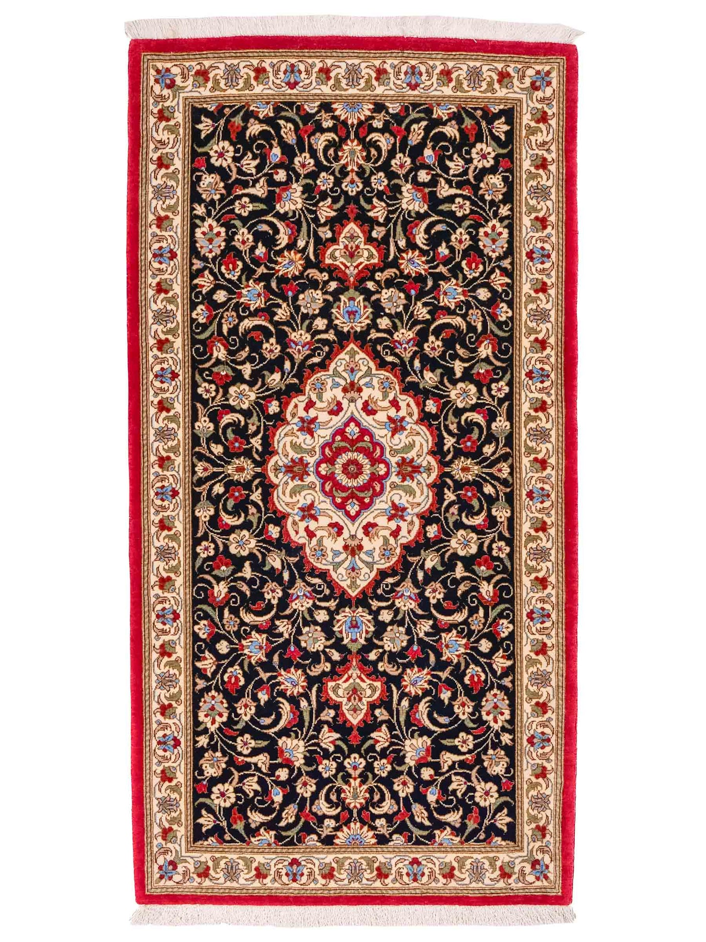 Handgeknüpfter Ghom Perserteppich von Khademi aus Wolle, marineblau, cremeweiß. Persischer Teppich. Orientteppich von Hand geknüpft in Iran. Größe: 135 cm x 71 cm. Teppichnummer: SB3-1034. Verkauf durch Jupiter Intl.
