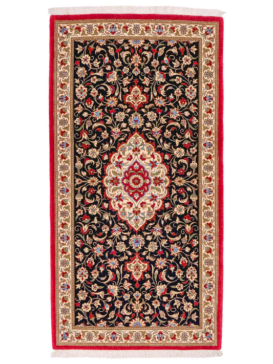 Handgeknüpfter Ghom Perserteppich von Khademi aus Wolle, marineblau, cremeweiß. Persischer Teppich. Orientteppich von Hand geknüpft in Iran. Größe: 135 cm x 71 cm. Teppichnummer: SB3-1034. Verkauf durch Jupiter Intl.