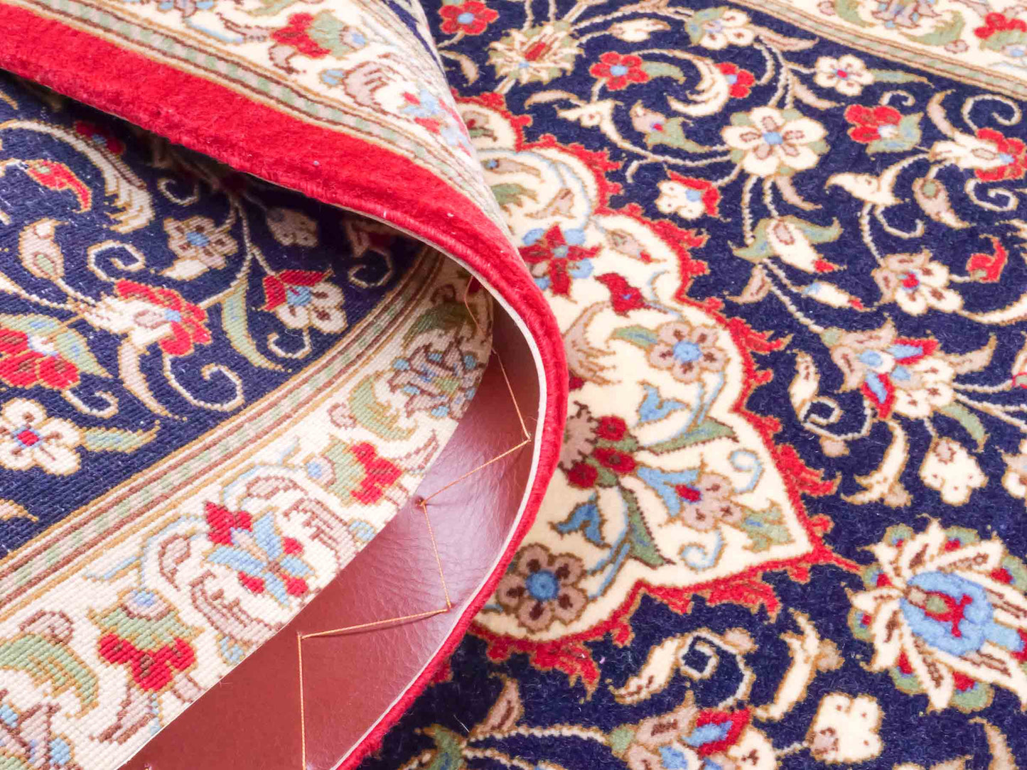 Handgeknüpfter Ghom Perserteppich von Khademi aus Wolle, marineblau, cremeweiß. Persischer Teppich. Orientteppich von Hand geknüpft in Iran. Größe: 135 cm x 71 cm. Teppichnummer: SB3-1034. Verkauf durch Jupiter Intl.