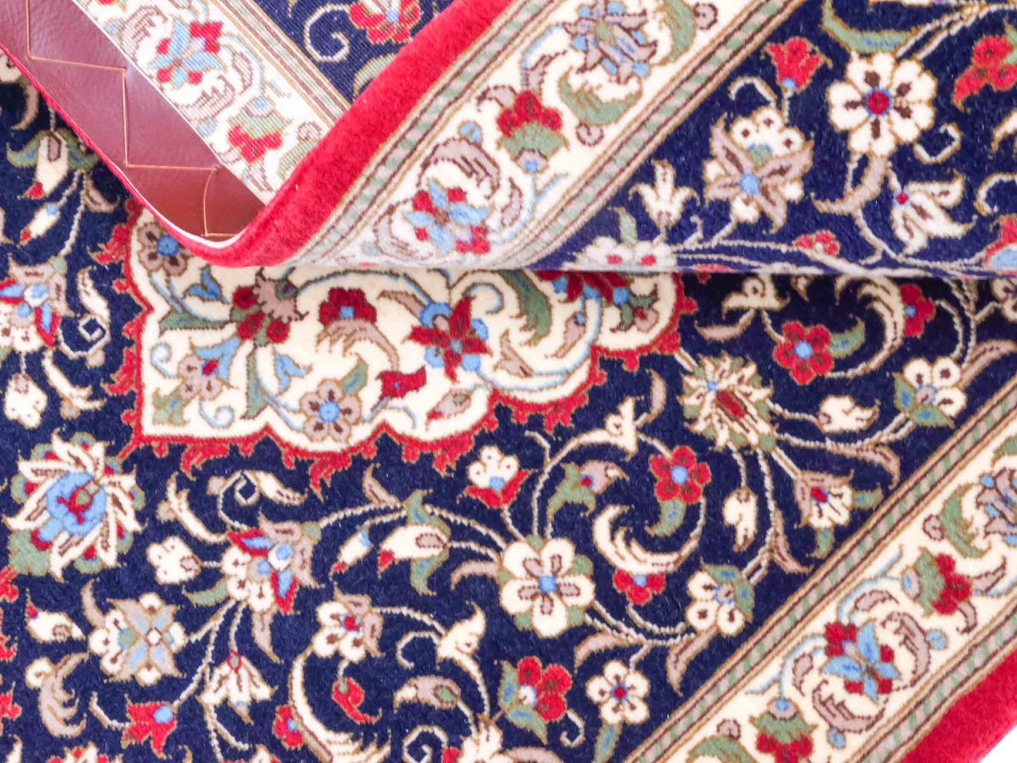 Handgeknüpfter Ghom Perserteppich von Khademi aus Wolle, marineblau, cremeweiß. Persischer Teppich. Orientteppich von Hand geknüpft in Iran. Größe: 135 cm x 71 cm. Teppichnummer: SB3-1034. Verkauf durch Jupiter Intl.