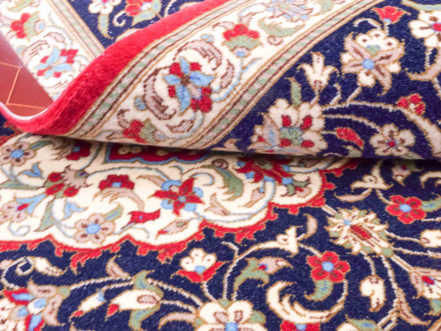 Handgeknüpfter Ghom Perserteppich von Khademi aus Wolle, marineblau, cremeweiß. Persischer Teppich. Orientteppich von Hand geknüpft in Iran. Größe: 135 cm x 71 cm. Teppichnummer: SB3-1034. Verkauf durch Jupiter Intl.