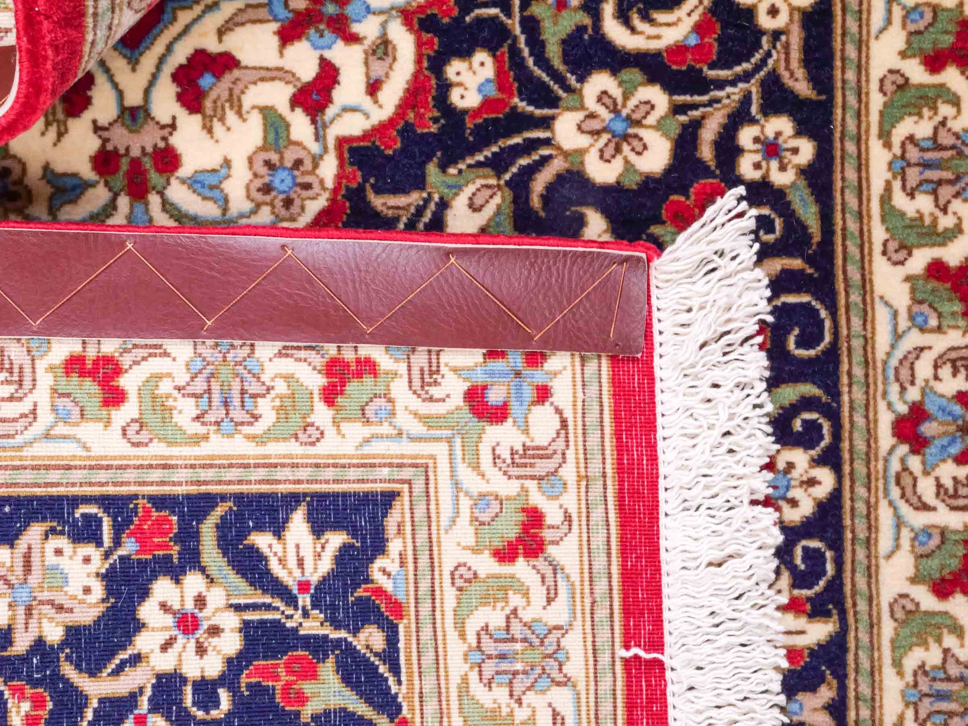 Handgeknüpfter Ghom Perserteppich von Khademi aus Wolle, marineblau, cremeweiß. Persischer Teppich. Orientteppich von Hand geknüpft in Iran. Größe: 135 cm x 71 cm. Teppichnummer: SB3-1034. Verkauf durch Jupiter Intl.