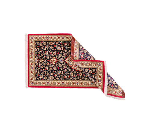 Handgeknüpfter Ghom Perserteppich von Khademi aus Wolle, marineblau, cremeweiß. Persischer Teppich. Orientteppich von Hand geknüpft in Iran. Größe: 135 cm x 71 cm. Teppichnummer: SB3-1034. Verkauf durch Jupiter Intl.
