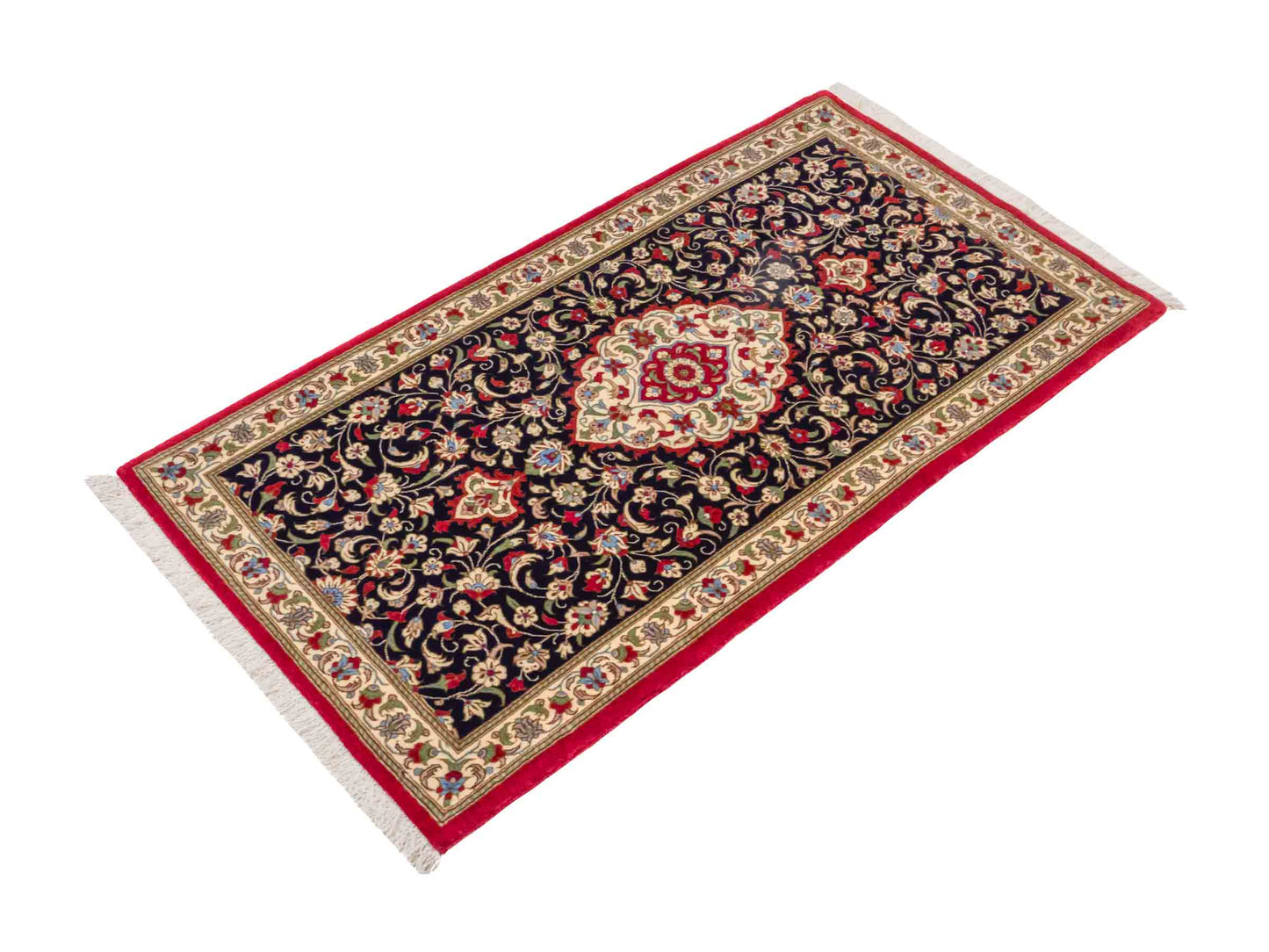 Handgeknüpfter Ghom Perserteppich von Khademi aus Wolle, marineblau, cremeweiß. Persischer Teppich. Orientteppich von Hand geknüpft in Iran. Größe: 135 cm x 71 cm. Teppichnummer: SB3-1034. Verkauf durch Jupiter Intl.
