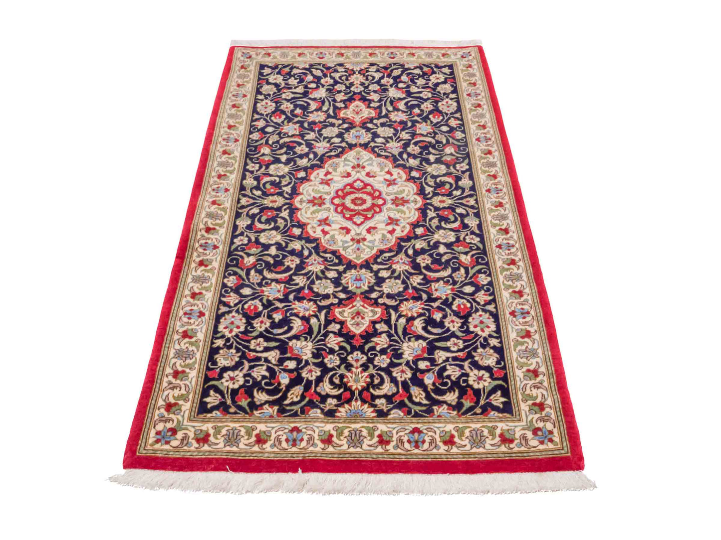 Handgeknüpfter Ghom Perserteppich von Khademi aus Wolle, marineblau, cremeweiß. Persischer Teppich. Orientteppich von Hand geknüpft in Iran. Größe: 135 cm x 71 cm. Teppichnummer: SB3-1034. Verkauf durch Jupiter Intl.
