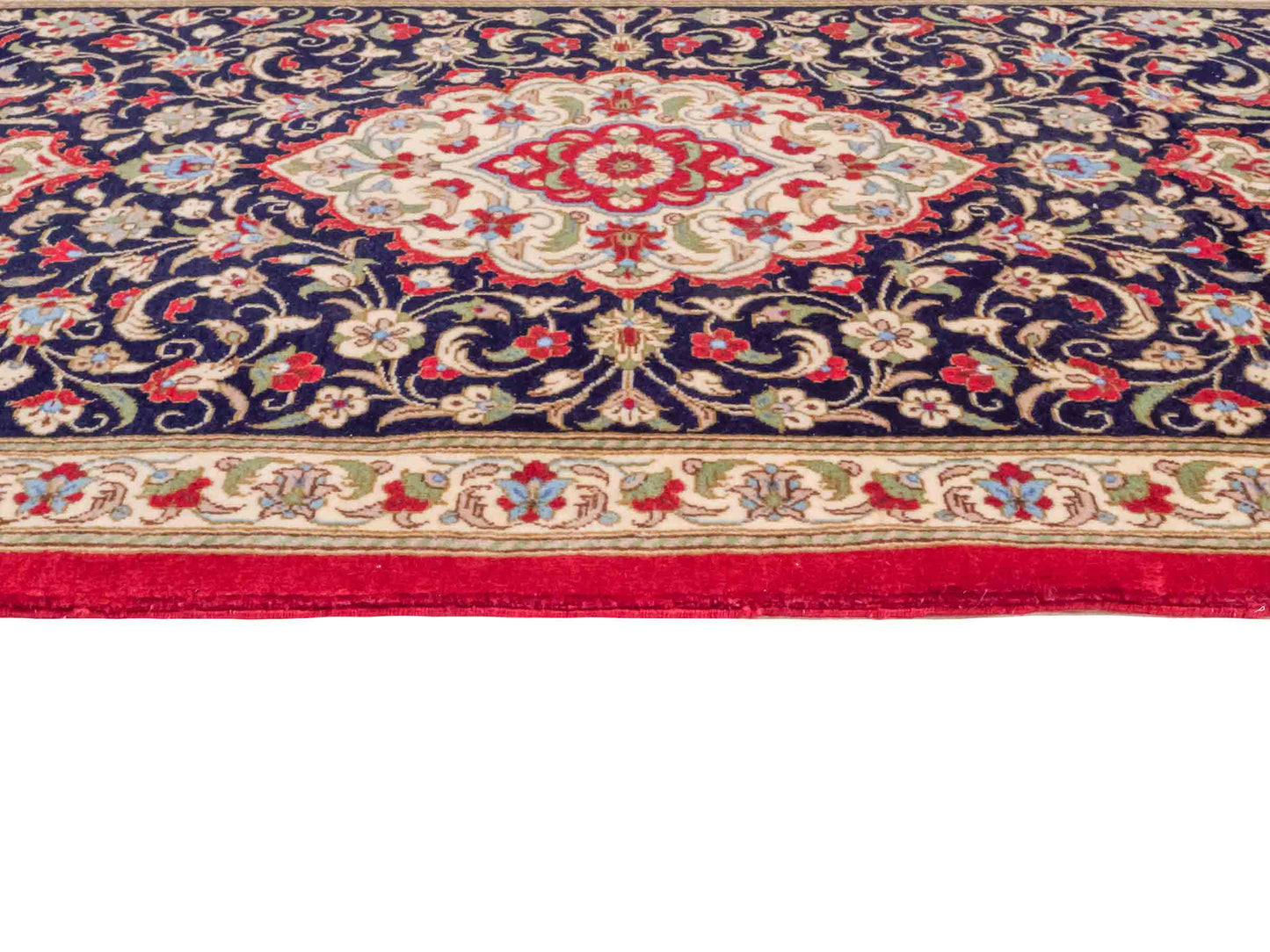 Handgeknüpfter Ghom Perserteppich von Khademi aus Wolle, marineblau, cremeweiß. Persischer Teppich. Orientteppich von Hand geknüpft in Iran. Größe: 135 cm x 71 cm. Teppichnummer: SB3-1034. Verkauf durch Jupiter Intl.