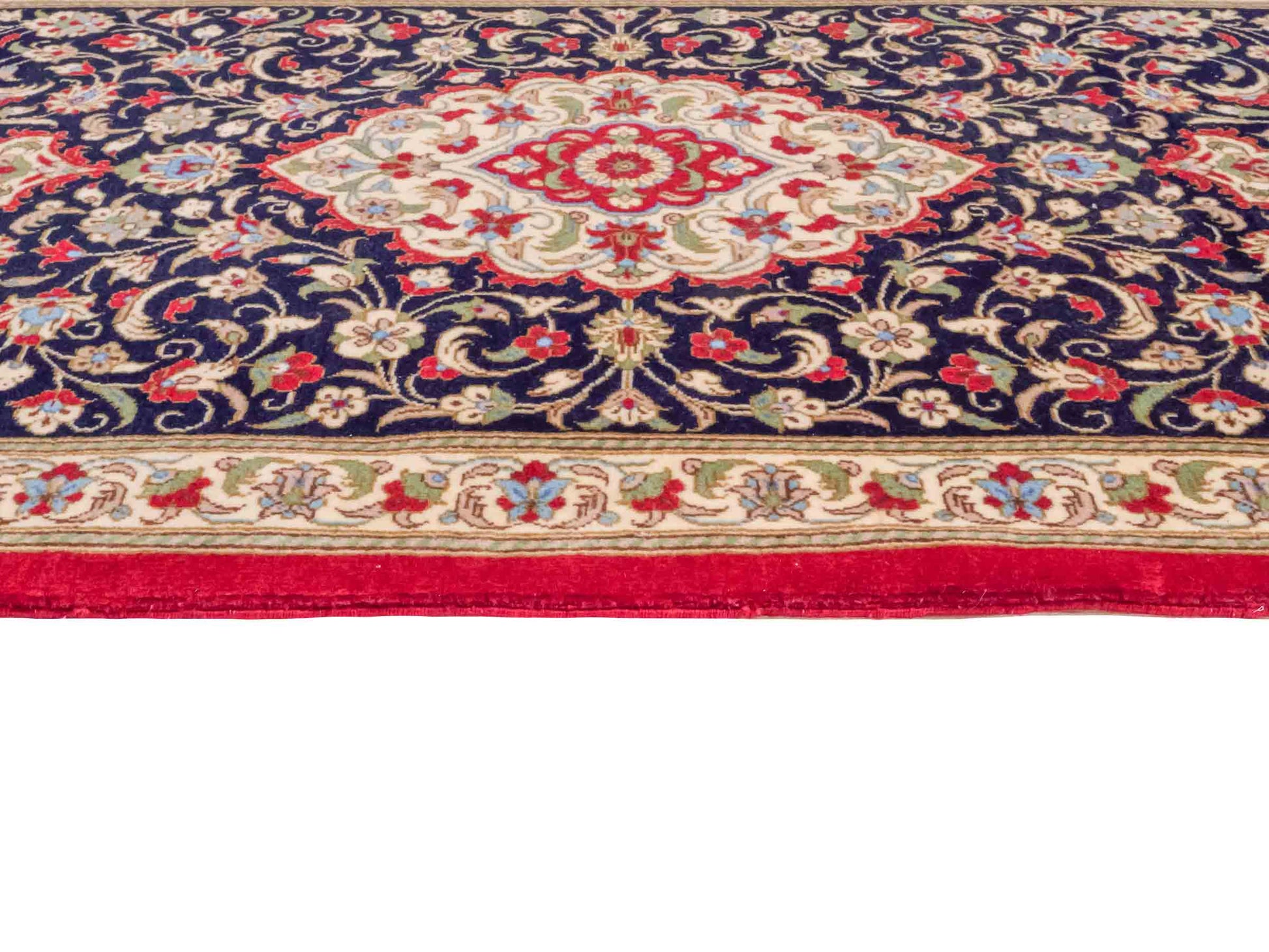 Handgeknüpfter Ghom Perserteppich von Khademi aus Wolle, marineblau, cremeweiß. Persischer Teppich. Orientteppich von Hand geknüpft in Iran. Größe: 135 cm x 71 cm. Teppichnummer: SB3-1034. Verkauf durch Jupiter Intl.