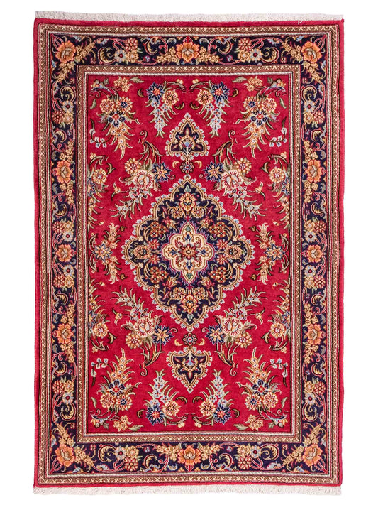 Handgeknüpfter Ghom Perserteppich von Khademi aus Wolle, rot. Persischer Teppich. Orientteppich von Hand geknüpft in Iran. Größe: 146 cm x 98 cm. Teppichnummer: SB3-1037. Verkauf durch Jupiter Intl.