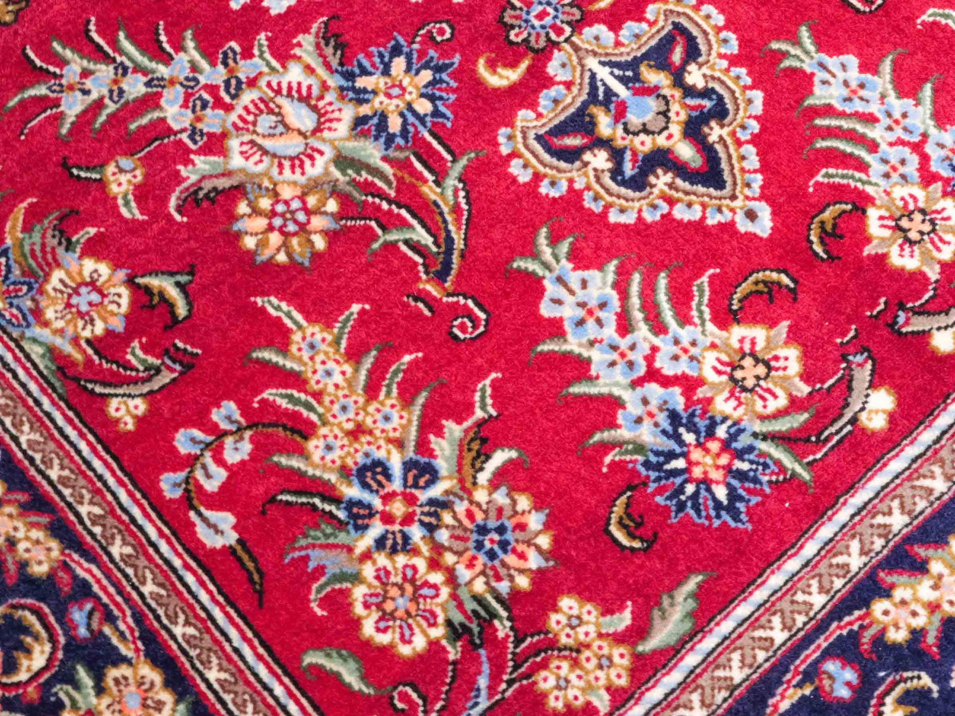 Handgeknüpfter Ghom Perserteppich von Khademi aus Wolle, rot. Persischer Teppich. Orientteppich von Hand geknüpft in Iran. Größe: 146 cm x 98 cm. Teppichnummer: SB3-1037. Verkauf durch Jupiter Intl.
