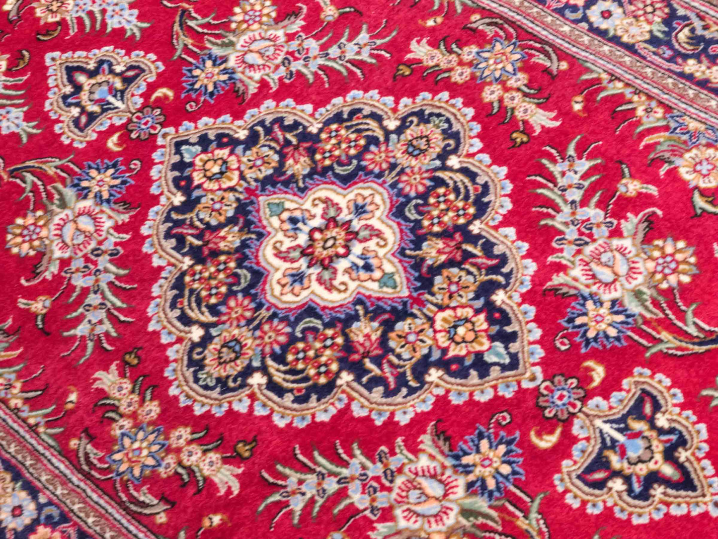 Handgeknüpfter Ghom Perserteppich von Khademi aus Wolle, rot. Persischer Teppich. Orientteppich von Hand geknüpft in Iran. Größe: 146 cm x 98 cm. Teppichnummer: SB3-1037. Verkauf durch Jupiter Intl.