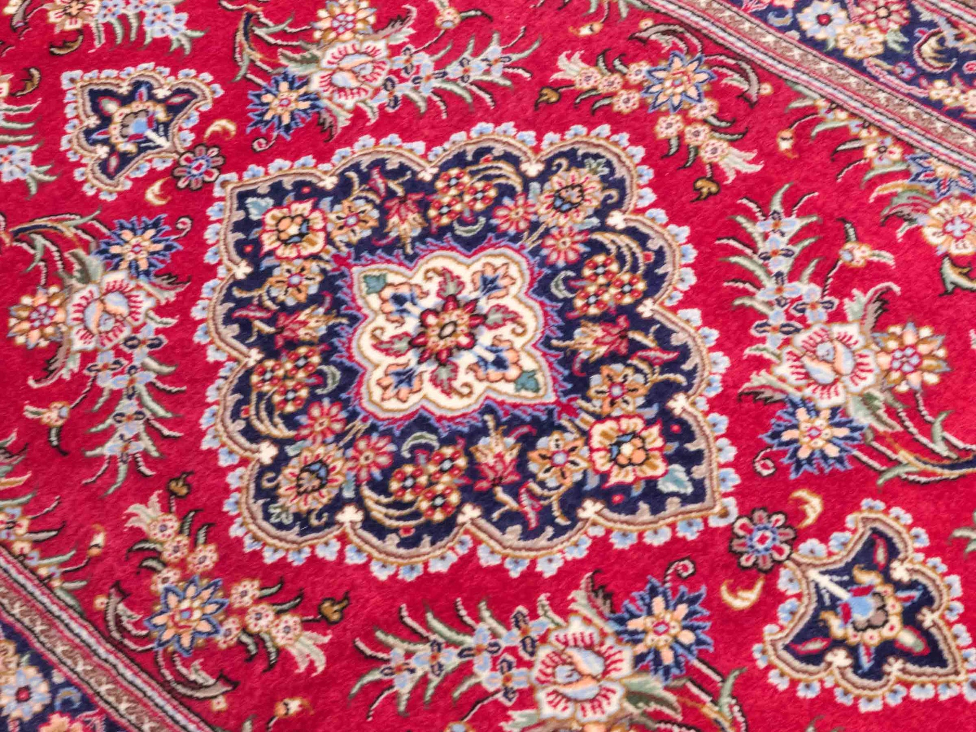 Handgeknüpfter Ghom Perserteppich von Khademi aus Wolle, rot. Persischer Teppich. Orientteppich von Hand geknüpft in Iran. Größe: 146 cm x 98 cm. Teppichnummer: SB3-1037. Verkauf durch Jupiter Intl.