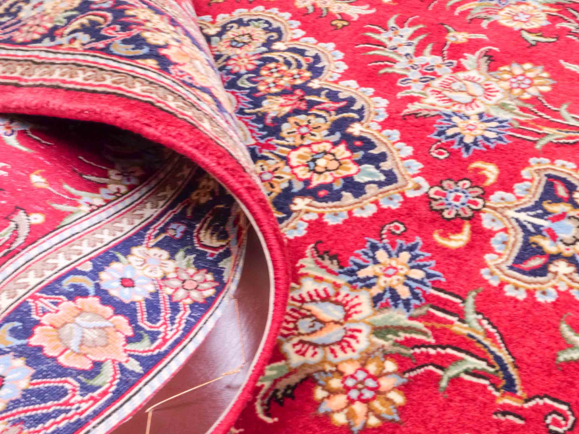 Handgeknüpfter Ghom Perserteppich von Khademi aus Wolle, rot. Persischer Teppich. Orientteppich von Hand geknüpft in Iran. Größe: 146 cm x 98 cm. Teppichnummer: SB3-1037. Verkauf durch Jupiter Intl.