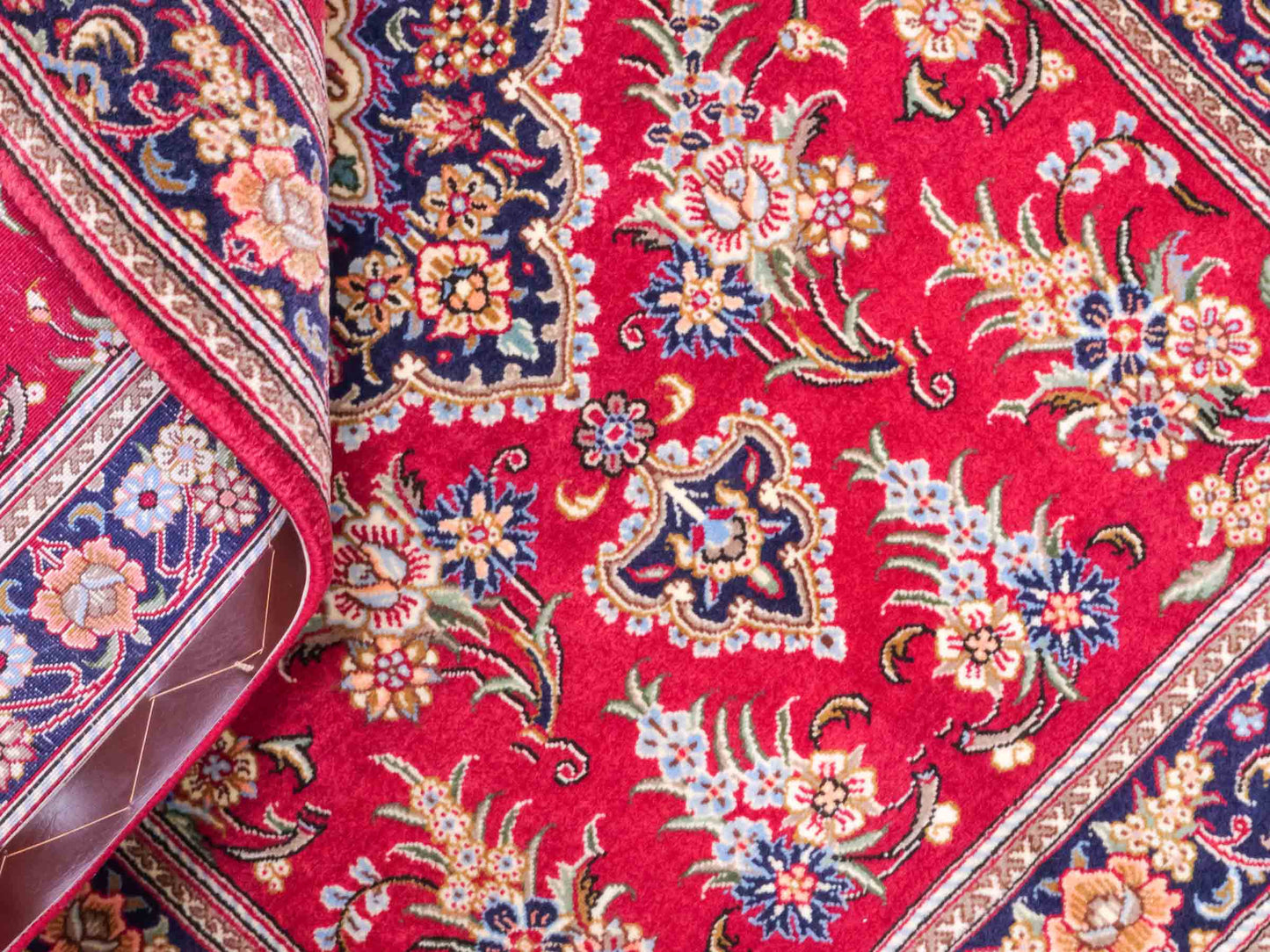 Handgeknüpfter Ghom Perserteppich von Khademi aus Wolle, rot. Persischer Teppich. Orientteppich von Hand geknüpft in Iran. Größe: 146 cm x 98 cm. Teppichnummer: SB3-1037. Verkauf durch Jupiter Intl.