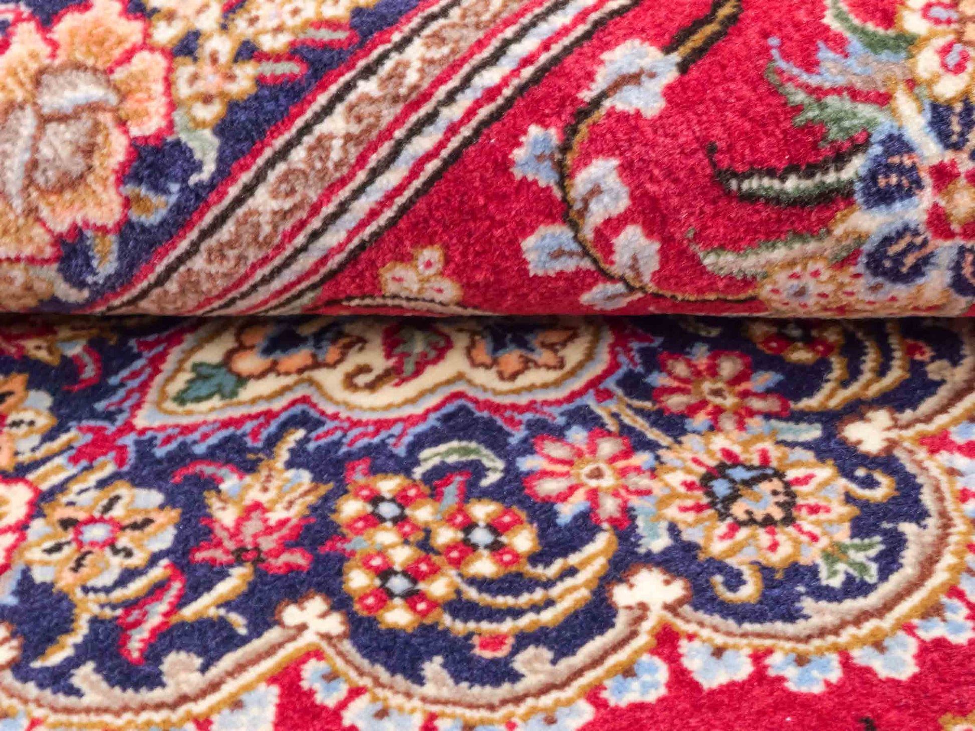 Handgeknüpfter Ghom Perserteppich von Khademi aus Wolle, rot. Persischer Teppich. Orientteppich von Hand geknüpft in Iran. Größe: 146 cm x 98 cm. Teppichnummer: SB3-1037. Verkauf durch Jupiter Intl.