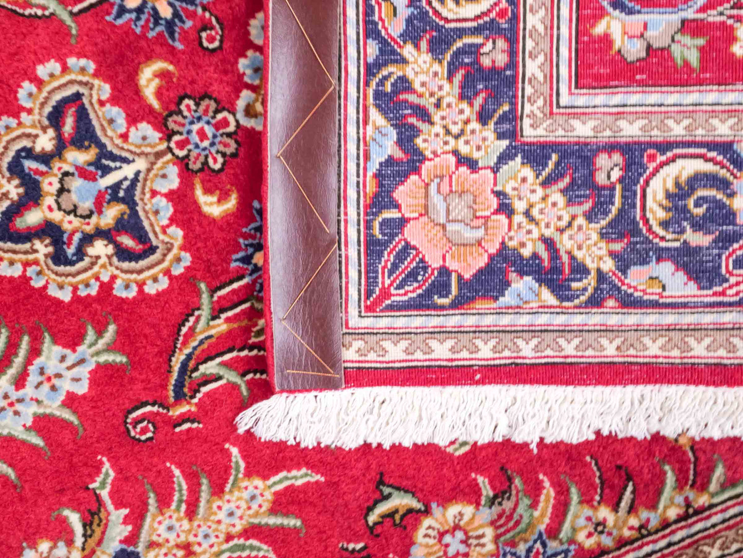 Handgeknüpfter Ghom Perserteppich von Khademi aus Wolle, rot. Persischer Teppich. Orientteppich von Hand geknüpft in Iran. Größe: 146 cm x 98 cm. Teppichnummer: SB3-1037. Verkauf durch Jupiter Intl.