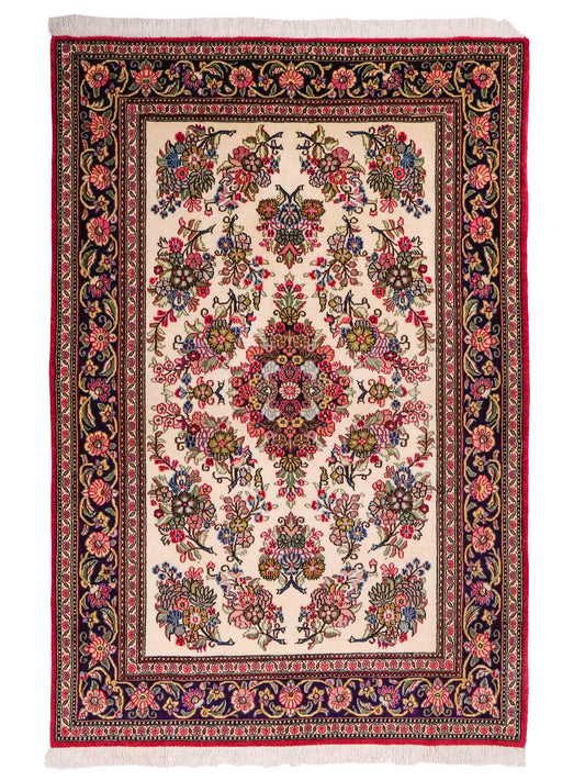 Handgeknüpfter Ghom Perserteppich von Khademi aus Wolle, cremeweiß, bunt. Persischer Teppich. Orientteppich von Hand geknüpft in Iran. Größe: 157 cm x 103 cm. Teppichnummer: SB3-1038. Verkauf durch Jupiter Intl.