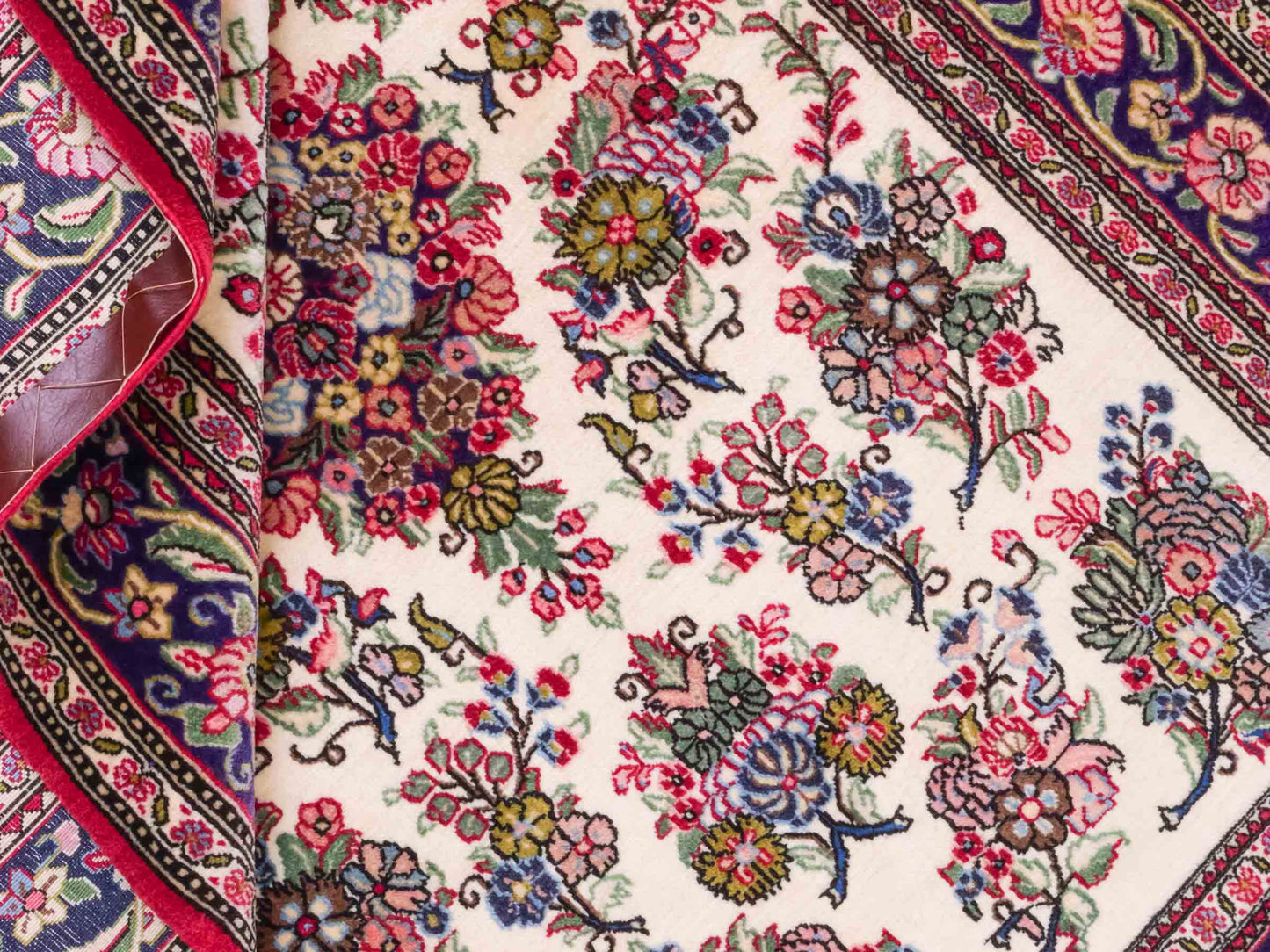 Handgeknüpfter Ghom Perserteppich von Khademi aus Wolle, cremeweiß, bunt. Persischer Teppich. Orientteppich von Hand geknüpft in Iran. Größe: 157 cm x 103 cm. Teppichnummer: SB3-1038. Verkauf durch Jupiter Intl.