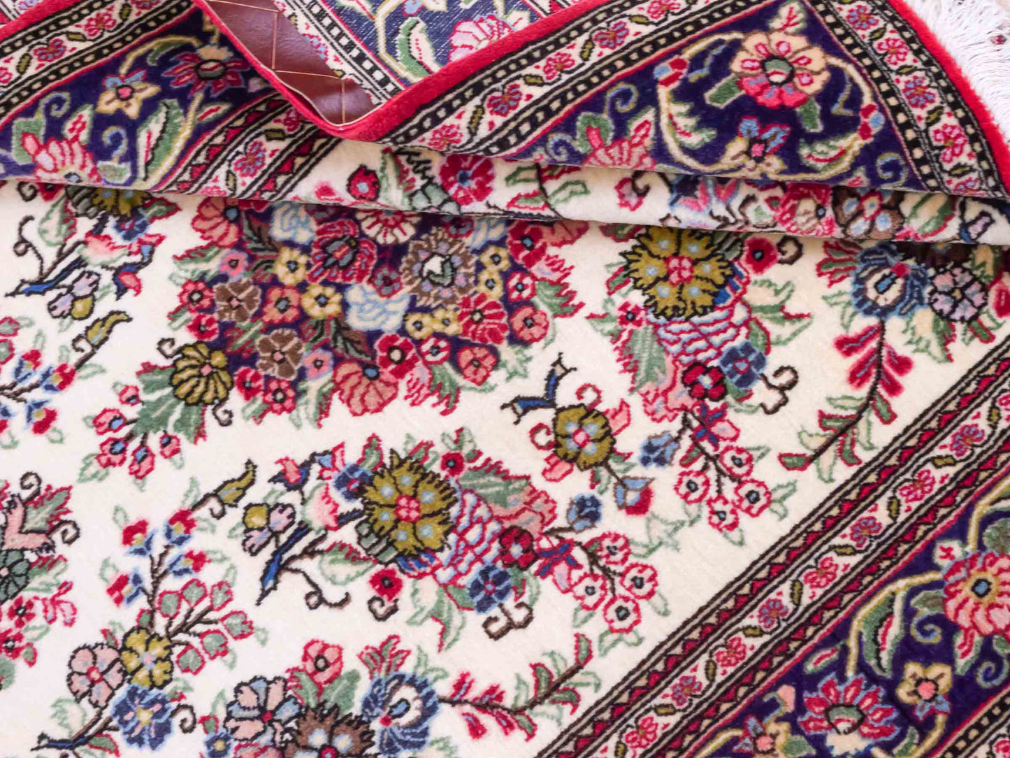 Handgeknüpfter Ghom Perserteppich von Khademi aus Wolle, cremeweiß, bunt. Persischer Teppich. Orientteppich von Hand geknüpft in Iran. Größe: 157 cm x 103 cm. Teppichnummer: SB3-1038. Verkauf durch Jupiter Intl.
