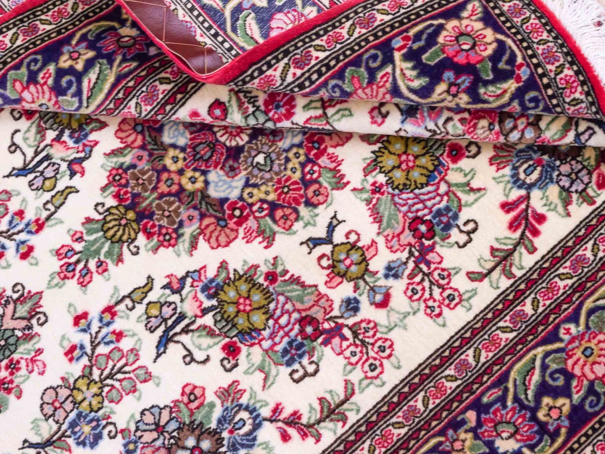 Handgeknüpfter Ghom Perserteppich von Khademi aus Wolle, cremeweiß, bunt. Persischer Teppich. Orientteppich von Hand geknüpft in Iran. Größe: 157 cm x 103 cm. Teppichnummer: SB3-1038. Verkauf durch Jupiter Intl.