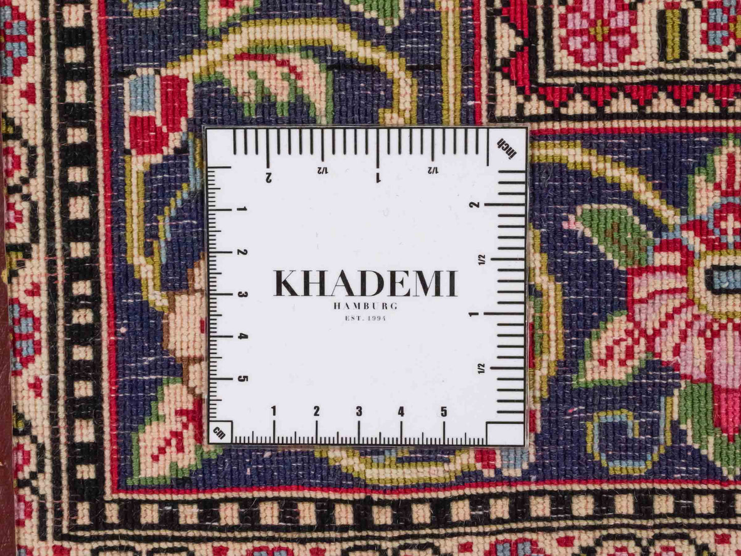 Handgeknüpfter Ghom Perserteppich von Khademi aus Wolle, cremeweiß, bunt. Persischer Teppich. Orientteppich von Hand geknüpft in Iran. Größe: 157 cm x 103 cm. Teppichnummer: SB3-1038. Verkauf durch Jupiter Intl.